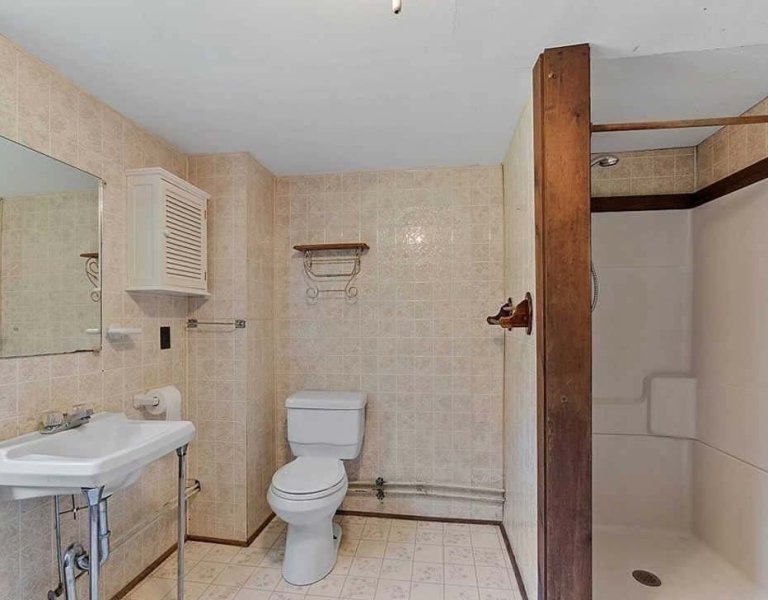 bathroom-remodel_why-remodel outdated bathroom